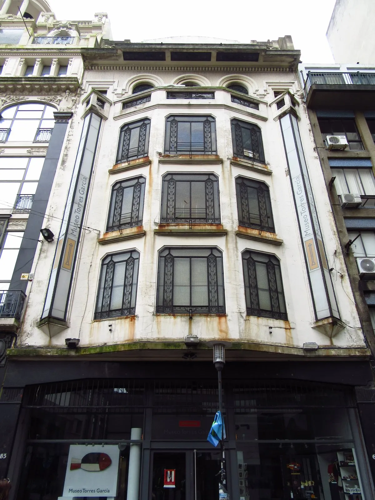 Fachada inteira do prédio art nouveau da rua Sarandí, em Montevidéu, com três andares de janelas em grade de ferro trabalhado